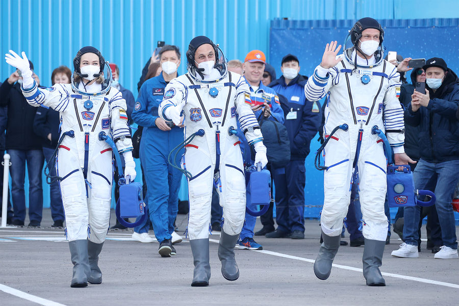 Командир МКС-66, космонавт Роскосмос Антон Шкаплеров (в центре), актриса Юлия Пересильд и режиссер Клим Шипенко (справа) перед&nbsp;запуском ракеты-носителя &laquo;Союз-2.1а&raquo; с&nbsp;пилотируемым космическим кораблем &laquo;Союз МС-19&raquo;, 5&nbsp;октября 2021&nbsp;года