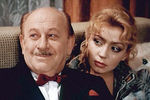 <b>«Ночные забавы» (1991), реж. Владимир Краснопольский, Валерий Усков</b>
<br><br>В центре повествования трагикомедии «Ночные забавы» любовный треугольник Силина (Альберт Филозов), его жены (Ирина Алферова) и его начальника (Валентин Гафт). Чтобы спасти репутацию отца его дочь Ольга (Александра Колкунова) пытается разоблачить мать. Тогда она устраивает розыгрыш вместе со своим знакомым саксофонистом, роль которого исполнил Евгений Евстигнеев. На фото: Александра Колкунова и Евгений Евстигнеев в картине «Ночные забавы»