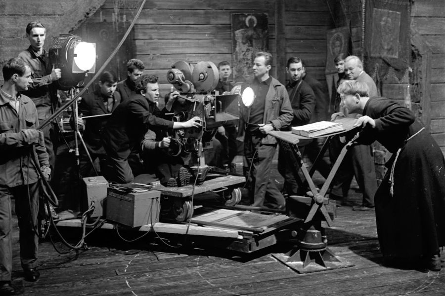 <b>На съемках фильма &laquo;Вий&raquo;, реж. Константин Ершов, Георгий Кропачев, 1967&nbsp;год</b><br>
Одновременно со съемками в&nbsp;&laquo;Золотом теленке&raquo; Куравлев работал на&nbsp;картине &laquo;Вий&raquo; &ndash; фактически первом советском фильме ужасов. По&nbsp;словам актера, он получал огромное наслаждение, снимаясь в&nbsp;фильме по&nbsp;произведению Гоголя. И &laquo;аура мистики&raquo; автора помогала в&nbsp;работе над&nbsp;ролью.
<br>Мистика присутствовала и на&nbsp;самих съемках: волею случая Куравлев спас Наталью Варлей от серьезных травм, когда актриса вылетела из&nbsp;&laquo;летящего&raquo; гроба. &laquo;Однажды закрутился гроб с&nbsp;Наташей, и вдруг она стала падать. С&nbsp;высоты метра 2,5&ndash;3. Но я находился в&nbsp;той точке, где мне пришлось всего лишь, не отступая ни на&nbsp;шаг, подставить руки &mdash; и она в&nbsp;них упала. Чудо. Это тоже Гоголь!&raquo; &ndash; вспоминал актер.
