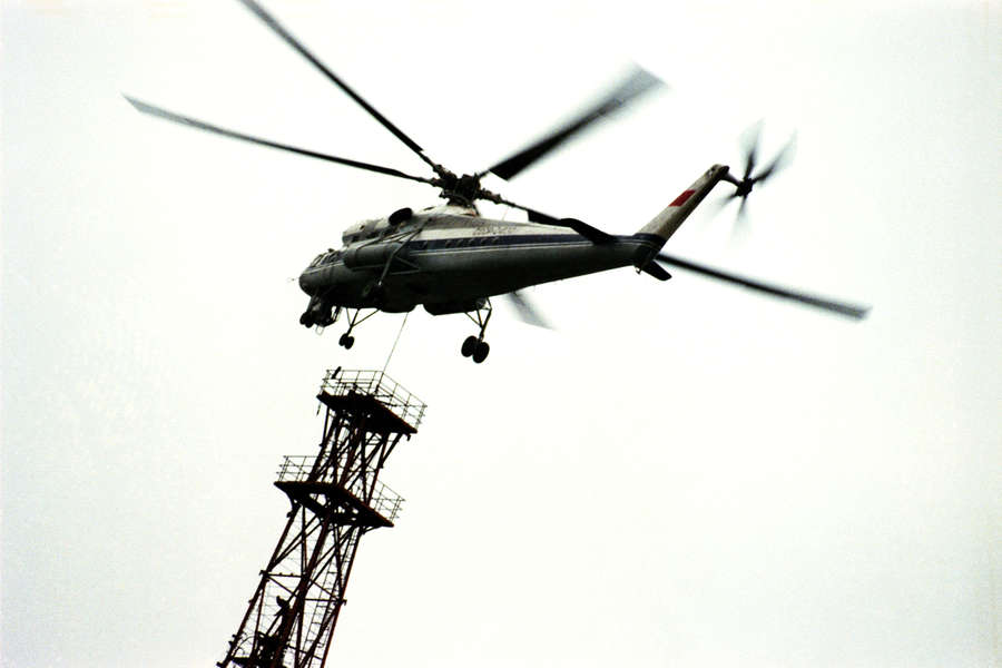Вертолет &laquo;Ми-10К&raquo; снимает секцию телебашни, 1&nbsp;октября 1984&nbsp;года