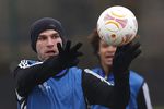 Бранислав Иванович с недоверием смотрит на мяч