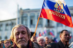 Участники митинга в поддержку России на центральной площади Евпатории