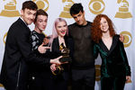 Британская группа Clean Bandit и певица Джесс Глин на 57-й церемонии вручения «Грэмми»