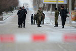Сотрудники полиции и казаки охраняют территорию около Донецкого областного суда, где 21 марта начнется оглашение приговора гражданке Украины Надежде Савченко