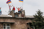 Сторонники армянского оппозиционного лидера Никола Пашиняна во время митинга в Иджеване, 28 апреля 2018 года