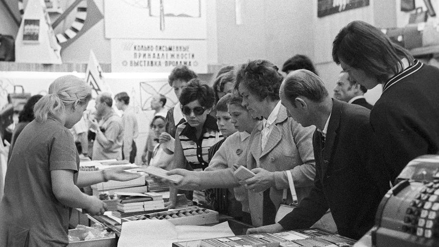 1974 год. В отделе канцелярских товаров ГУМа