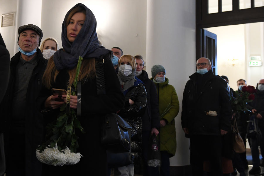 Люди стоят в&nbsp;очереди, чтобы проститься с&nbsp;народным артистом России, певцом Александром Градским в&nbsp;здании театрально-концертного музыкального объединения &laquo;Градский Холл&raquo; в&nbsp;Москве, 1&nbsp;декабря 2021&nbsp;года