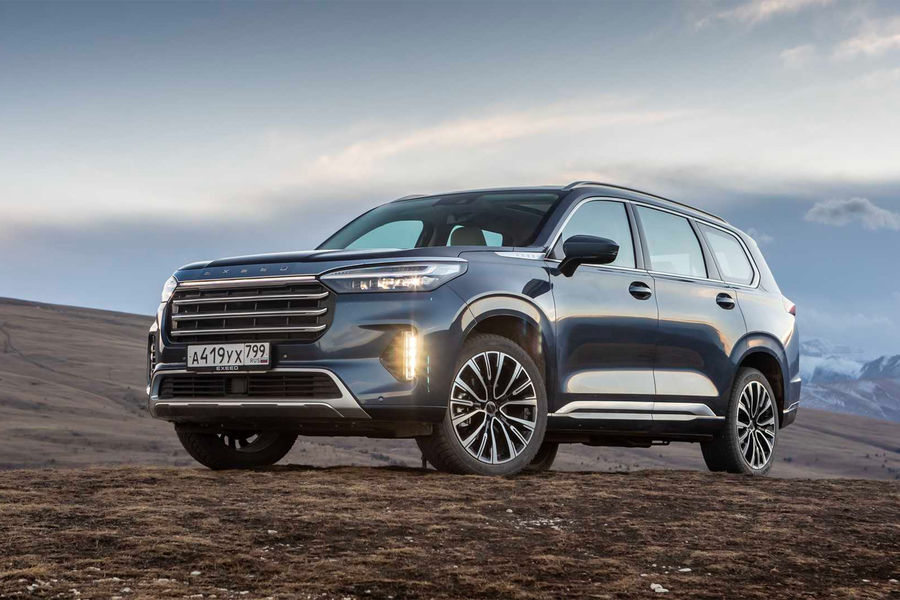 Компания Chery уже объявила цены на&nbsp;премиальной кроссовер Exceed VX. За&nbsp;3,3 млн рублей предлагается полноприводный семиместный автомобиль с&nbsp;249-сильным турбированным мотором объемом два литра в&nbsp;сочетании с&nbsp;роботизированной трансмиссией. Из&nbsp;интересных опций стоит отметить панорамную крышу с&nbsp;люком, который автоматически закрывается, получив сигнал от датчика дождя.