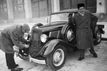 Кинорежиссер Сергей Эйзенштейн у автомобиля на территории кинофабрики близ хутора Попылиха на Ленинских горах (первые павильоны киностудии «Мосфильм»), 1933 год