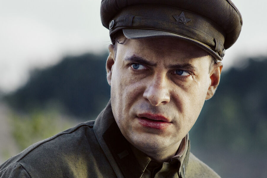 <b>«Битва за&nbsp;Севастополь» (2015)</b>
<br>
Монументальная военная драма Сергея Мокрицкого рассказывает реальную историю Людмилы Павличенко, которая добровольно отправилась на&nbsp;фронт и стала легендарной снайпершей. Ключевую роль в&nbsp;любовной линии сыграл Цыганов &mdash; он воплотил на&nbsp;экране образ возлюбленного Людмилы, капитана-снайпера Леонида Киценко.
