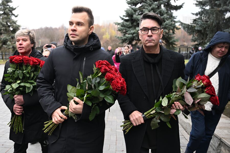 Солисты группы &laquo;На-На&raquo; Вячеслав Жеребкин, Михаил Игонин и Владимир Политов (слева направо) на&nbsp;церемонии прощания с&nbsp;певцом Владимиром Левкиным на&nbsp;Троекуровском кладбище в&nbsp;Москве, 19&nbsp;ноября 2024&nbsp;года