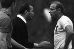 1968 год. Эдуард Стрельцов (справа) во время разговора с судьей