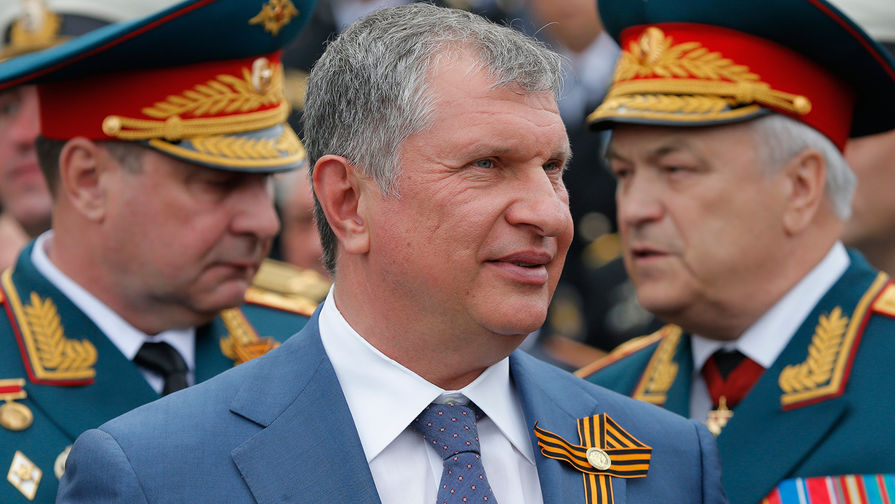 Глава «Роснефти» Игорь Сечин во время визита президента России Владимира Путина в Севастополь, май 2014 года