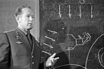 Летчик-космонавт СССР, Герой Советского Союза Алексей Леонов отвечает на вопросы журналистов на пресс-конференции, посвященной полету космического корабля «Восход-2» и выходу Алексея Леонова в открытый космос, 25 марта 1965 года