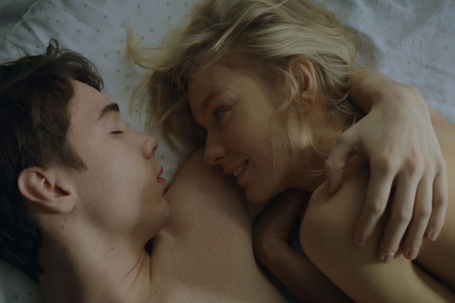 <b>14-е место. &laquo;Happy End&raquo; (2021)</b>
<br><br>
Драма о&nbsp;вебкамщице, открывшая нам таланты Лены Трониной и Дениса Власенко. Сериал сильно расстраивает после прохождения экватора, когда зачем-то начинает мимикрировать под&nbsp;&laquo;Духless&raquo;, однако его первая половина &mdash; абсолютное искусство, актерское, режиссерское, сценарное, любое. И, да, именно &laquo;Happy End&raquo; может похвастаться одной из&nbsp;самых чувственных постельных сцен в&nbsp;истории российского кино в&nbsp;принципе.