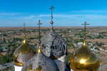 Поврежденные в результате обстрелов купола церкви Свято-Успенского Николо-Васильевского монастыря селе Никольское в ДНР, 17 сентября 2025 года