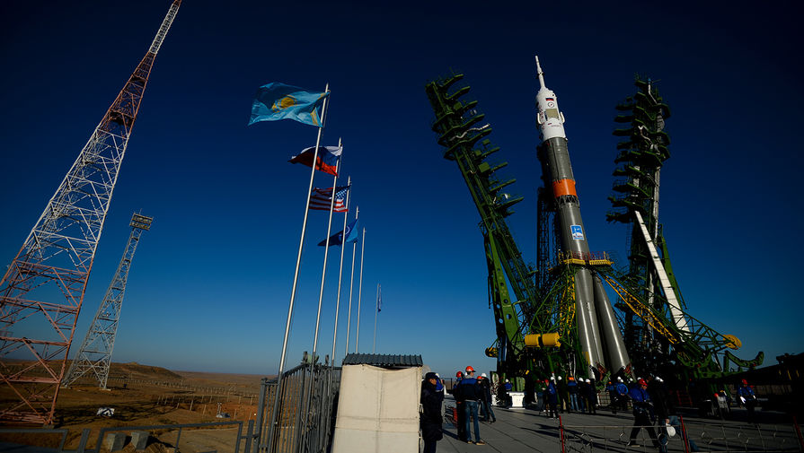 Установка ракеты-носителя &laquo;Союз-ФГ&raquo; с&nbsp;транспортным пилотируемым кораблем &laquo;Союз МС-02&raquo; в&nbsp;пусковую установку на&nbsp;стартовой площадке космодрома Байконур