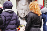 Портрет Олега Табакова около входа в МХТ имени Чехова во время церемонии прощания с артистом, 15 марта 2018 года