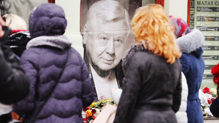 Портрет Олега Табакова около входа в МХТ имени Чехова во время церемонии прощания с артистом, 15 марта 2018 года