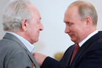 Художественный руководитель Санкт-Петербургской академической филармонии Юрий Темирканов и президент России Владимир Путин во время церемонии вручения государственных премий за выдающиеся заслуги, 12 июня 2018 года