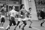 Матч между командами «Динамо» (Москва) и «Академик» (София) - 2:0. С мячом футболист Панайот Горов и Александр Минаев («Динамо») во время игры в футбольно-легкоатлетическом комплексе ЦСКА, 1981 год