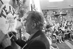 Итальянский писатель Джанни Родари во время посещения детского театра драмы и поэзии «Луч» городского Дворца пионеров и школьников в Ярославле, 1979 год