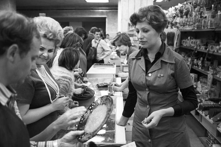 В&nbsp;отделе сувениров, 1978&nbsp;год