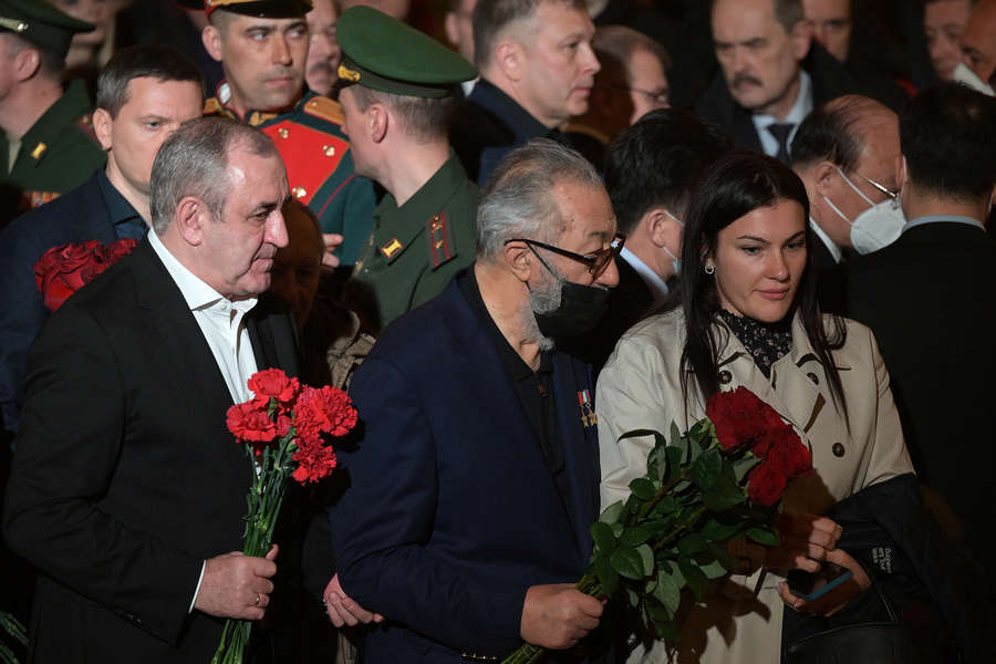 Заместитель председателя Государственной Думы РФ Сергей Неверов и депутат Государственной Думы РФ, член комиссии партии &laquo;Единая Россия&raquo; по&nbsp;этике Артур Чилингаров (слева направо) на&nbsp;церемонии прощания с&nbsp;руководителем фракции ЛДПР Владимиром Жириновским в&nbsp;Колонном зале Дома Союзов в&nbsp;Москве, 8&nbsp;апреля 2022&nbsp;года 