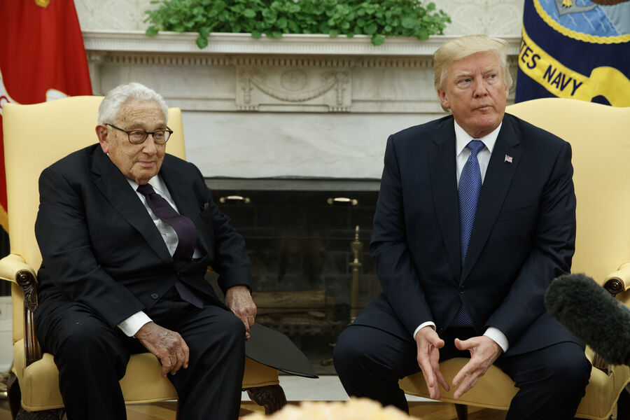 Президент США Дональд Трамп и Генри Киссинджер в&nbsp;Овальном кабинете Белого дома, Вашингтон, 2017&nbsp;год