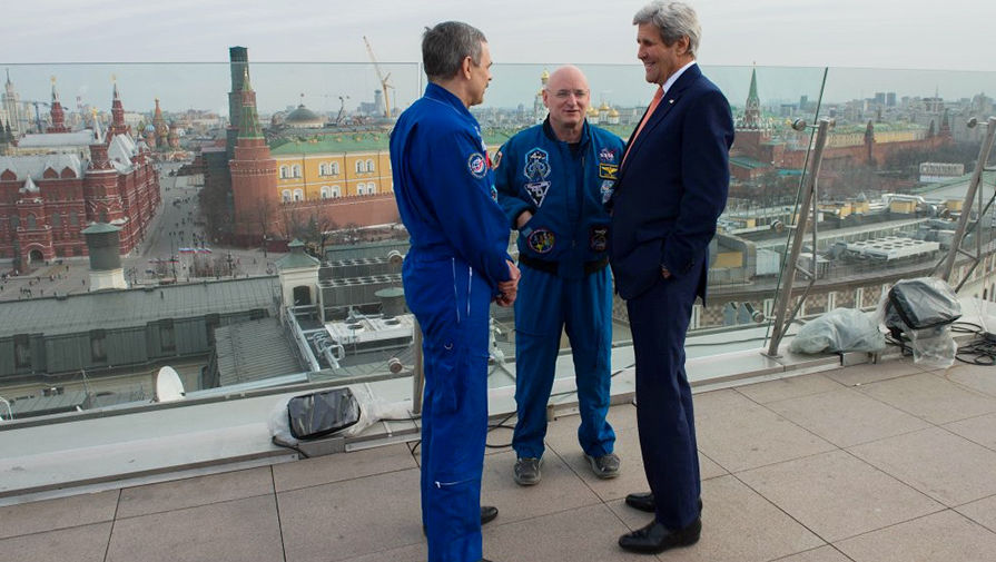 Джон Керри с астронавтом NASA Скоттом Келли и космонавтом «Роскосмоса» Михаилом Корниенко на крыше отеля Ritz-Carlton в центре Москвы