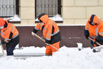 Сотрудники коммунальной службы убирают снег на Красноказарменной улице в Москве, 13 февраля 2021 года