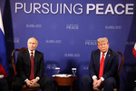Президент РФ Владимир Путин и президент США Дональд Трамп во время встречи на военной базе Эльмендорф-Ричардсон на Аляске, 15 августа 2025 года
