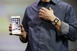 Тим Кук держит в руках iPhone 6 Plus во время презентации
