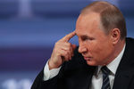 Владимир Путин во время итоговой пресс-конференции