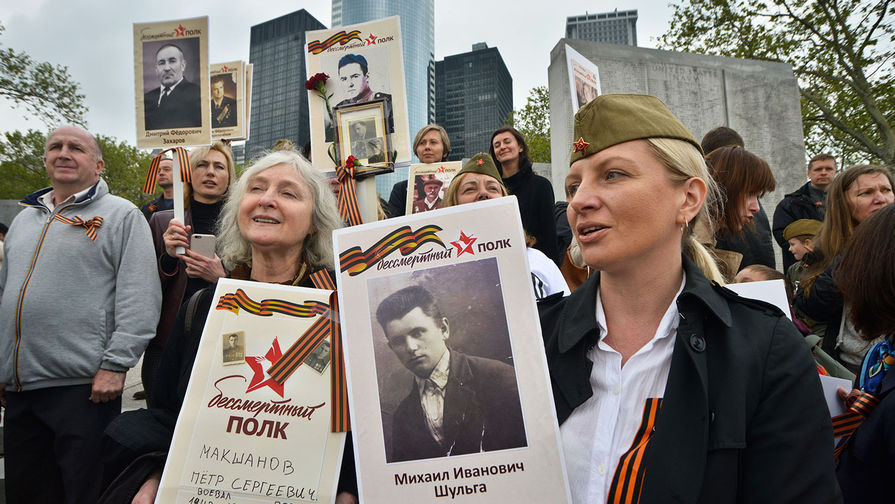 Участники акции &laquo;Бессмертный полк&raquo; в&nbsp;Нью-Йорке