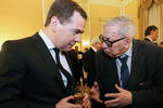 Премьер-министр России Дмитрий Медведев и президент факультета журналистики МГУ имени М.В. Ломоносова Ясен Засурский после церемонии вручения премии правительства в области СМИ за 2013 год