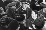 Участники антарктической экспедиции Москва-Мирный(Антарктида)-Москва, командиры воздушных кораблей «ИЛ-18» А.С. Поляков и «АН-10» Б.С. Осипов (в центре справа) через минуту после посадки в Москве, 1962 год