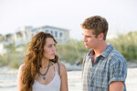 <b>«Последняя песня» (2010)</b>
<br><br>
В 2009 году Лиам Хемсворт прилетел в США на пробы в картину «Тор» — но роль ушла к его старшему брату Крису. Возвращаться в Австралию актеру не пришлось — ему предложили сыграть в картине Disney «Последняя песня». Главную роль в драме о взрослении исполнила Майли Сайрус — собственно, съемки фильма по роману Николаса Спаркса и затевались, чтобы избавить актрису от прилипшего к ней детского образа Ханны Монтаны и дать старт ее взрослой актерской карьере.
<br><br>
Героиня Сайрус — 16-летняя девушка Ронни, приехавшая в сонный прибрежный городок в Джорджии в гости к бросившему ее отцу. Хемсворту досталась роль Уилла, экранного возлюбленного Ронни. В этой драме будут подростковые конфликты, воровство в магазинах, ночевки на пляже, городские сплетни, первый поцелуй и даже смерть. А кончится все игрой на фортепиано.
<br><br>
Экранный роман Хемсворта и Сайрус перерос в настоящий — в течение многих лет они то объявляли о помолвке, то расторгали ее, то сходились вновь. В декабре 2018 года артисты все же сыграли свадьбу. Но уже в 2019-м разошлись навсегда. Официально брак расторгли в 2020 году.