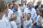 Президенты России и Украины Владимир Путин и Леонид Кучма во время посещения детского центра «Артек» в Крыму, 28 июля 2001 года