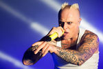 Лидер британской группы The Prodigy Кит Флинт во время выступления на концерте в Москве, 2015 год