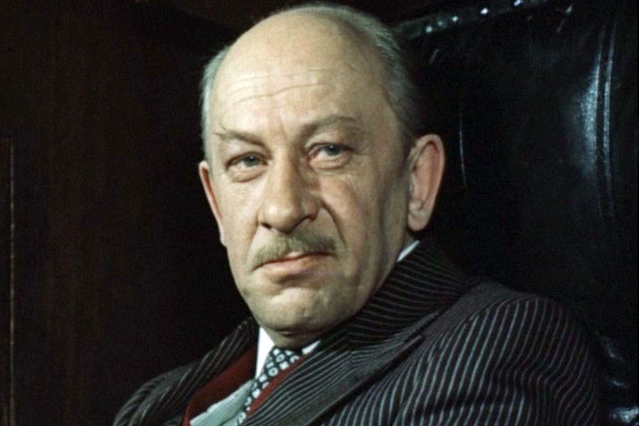 <b>«Место встречи изменить нельзя» (1979), реж. Станислав Говорухин</b>
<br><br>
Действие криминальной драмы Станислава Говорухина происходит в&nbsp;послевоенной Москве, где сотрудники МУРа во главе с&nbsp;капитаном Жегловым (Владимир Высоцкий) занимаются поимкой главаря (Армен Джигарханян) таинственной и неуловимой банды «Черная кошка». Сюжет сценария основан на&nbsp;детективе «Эра милосердия» братьев Вайнеров, а само повествование пересекается с&nbsp;реальной историей банды Ивана Митина, известной убийствами и грабежами в&nbsp;Москве 1950-х годов. Евгений Евстигнеев запомнился характерной ролью «вора в&nbsp;законе» по&nbsp;кличке Петька Ручечник