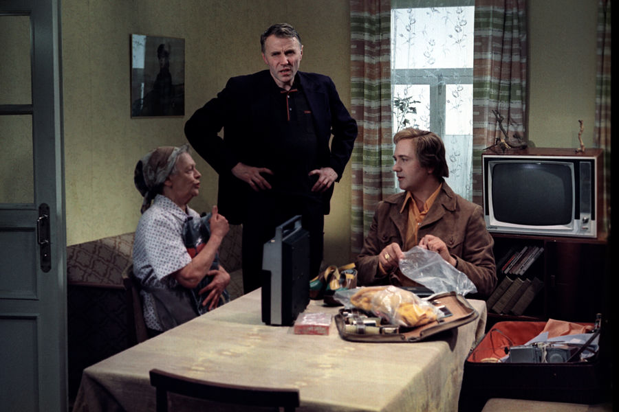 <b>На съемках фильма &laquo;Ты &mdash; мне, я &mdash; тебе&raquo;, реж. Александр Серый, 1976&nbsp;год</b><br>
При&nbsp;этом в&nbsp;картине нужно было исполнить роль не только банщика со связями, но и его брата-близнеца, честного инспектора Рыбнадзора. Перед&nbsp;Куравлевым стояла непростая задача: сыграть двух братьев с&nbsp;диаметрально противоположными взглядами на&nbsp;жизнь, разным пониманием морали и нравственности. Поэтому фотопробы были сразу в&nbsp;двух образах: оборотистого деляги и честного труженика. На&nbsp;момент съемок фильма Куравлев был одним из&nbsp;самых востребованных актеров &ndash; одновременно он мог сниматься в&nbsp;пяти проектах. 