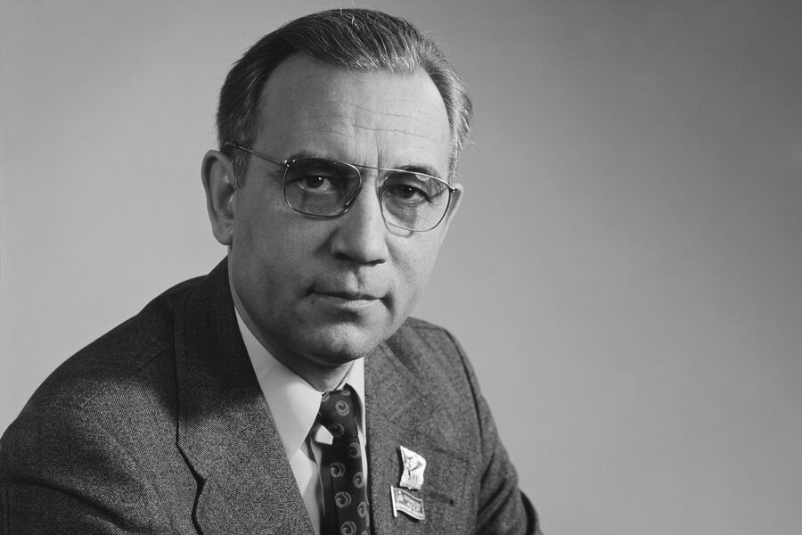 <b>Лев Васильев (17 февраля 1925 &mdash; 21&nbsp;августа 2023) </b>&mdash; советский государственный и хозяйственный деятель. Герой Социалистического Труда. Участник ВОВ. Генеральный директор завода «КамАЗ» с&nbsp;1969 по&nbsp;1981 годы. В&nbsp;1981&mdash;1983 годах он был гендиректором производственного объединения «Москвич» и автомобильного завода им. Ленинского комсомола. С&nbsp;1983 года &mdash; заместитель председателя Госплана СССР. С&nbsp;1984 года &mdash; министр машиностроения для&nbsp;легкой и пищевой промышленности и бытовых приборов СССР. С&nbsp;1988 года &mdash; заместитель Председателя Государственной комиссии Совета Министров СССР по&nbsp;военно-промышленным вопросам.

