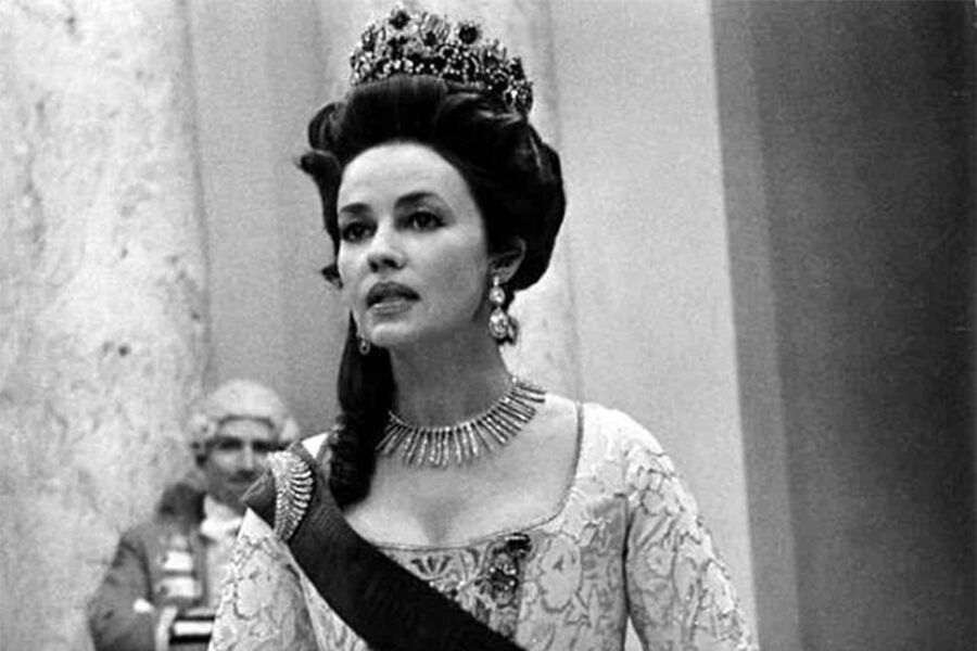 <b>Жанна Моро, «Екатерина Великая» (1968) </b><br>
&laquo;Екатерина Великая&raquo; &ndash; британская комедия о&nbsp;русской императрице, которая плетет интриги и меняет любовников, в&nbsp;том время как дипломат из&nbsp;Англии пытается убедить ее защитить Ганновер в&nbsp;случае нападения Пруссии. Картина снята по&nbsp;пьесе Бернарда Шоу, которую тот написал на&nbsp;основе биографии того самого дипломата &mdash; Чарльза Ханбери Уильямса.
