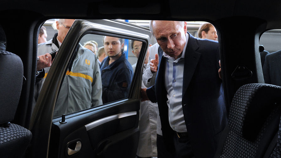 Владимир Путин осматривает салон автомобиля Lada Largus, 2012 год