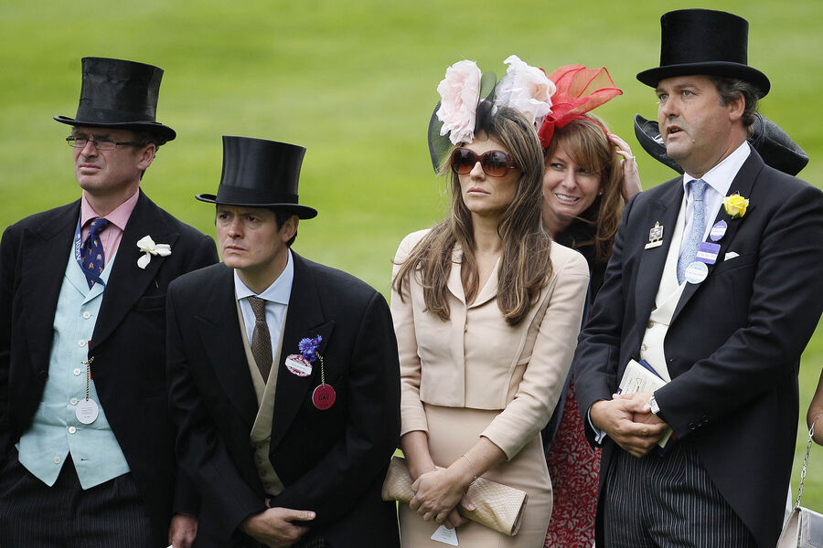 Актриса Элизабет Херли (в центре) на&nbsp;скачках King George V Stakes в&nbsp;Аскоте, Англия, 16&nbsp;июня 2011&nbsp;года