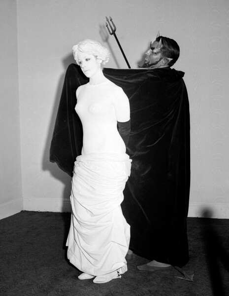 Мужчина в костюме демона и женщина в костюме Венеры на вечеринке в честь Хэллоуина, 1940-е годы