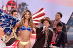 Топ-модель Лили Олдридж и музыкант Бруно Марс во время показа Victoria's Secret в Нью-Йорке, 2012 год
