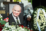 Портрет и цветы на могиле поэта-песенника Николая Добронравова во время похорон на Новодевичьем кладбище в Москве, 20 сентября 2023 года