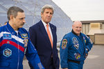Джон Керри с астронавтом NASA Скоттом Келли и космонавтом «Роскосмоса» Михаилом Корниенко на крыше отеля Ritz-Carlton в центре Москвы